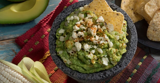 Cómo hacer esta receta de elotes con aguacate a la parrilla