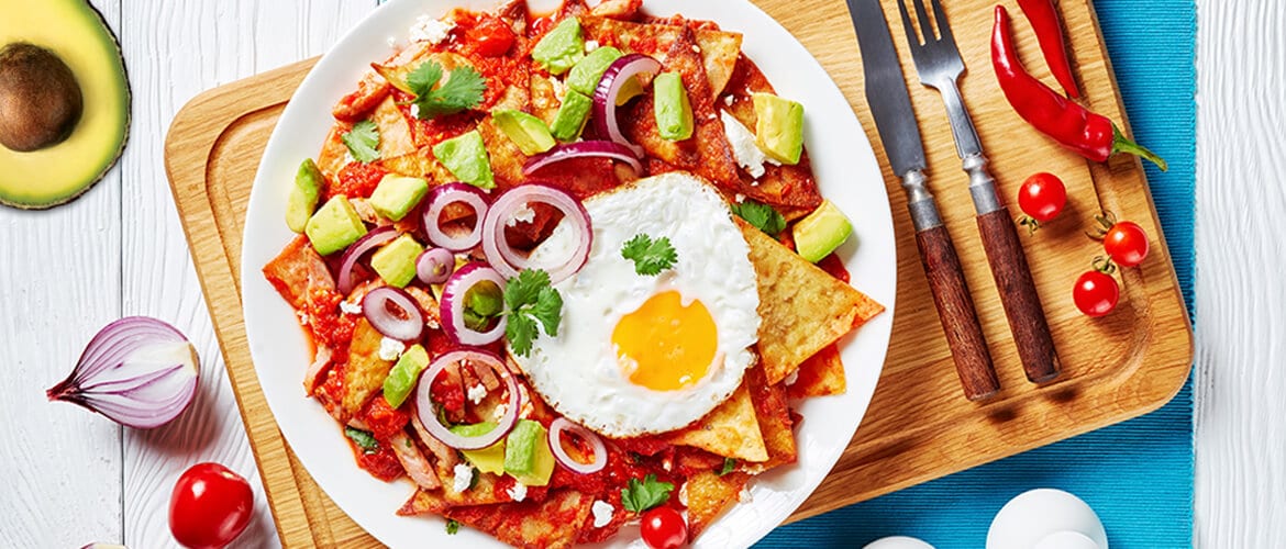 2 Recetas de Chilaquiles con una Guarnición de Aguacate